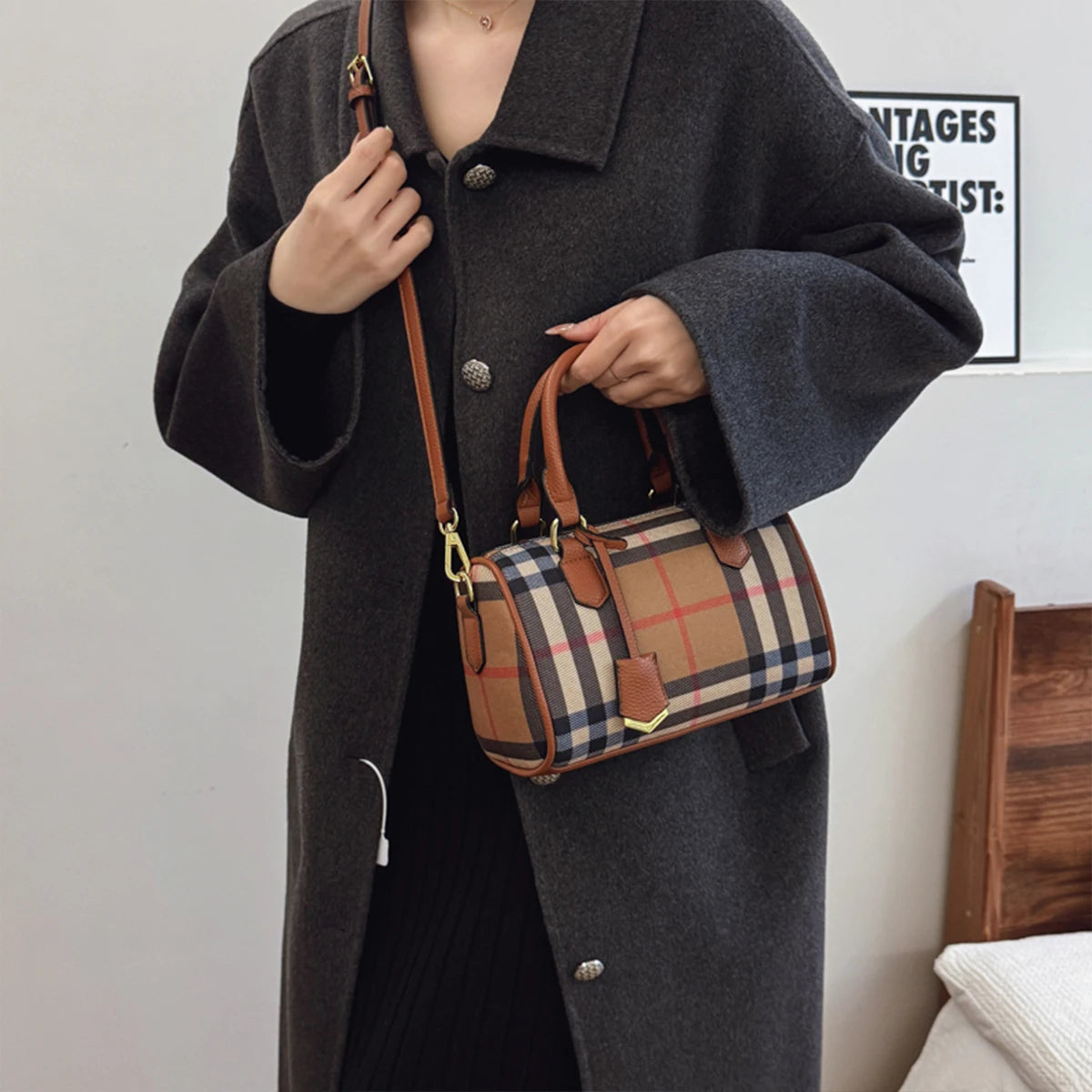 Large Capacity Classic Stripe Plaid Pattern Shoulder Bag PU Crossbody Tote with Adjustable Strap Zip Closure for Daily Use