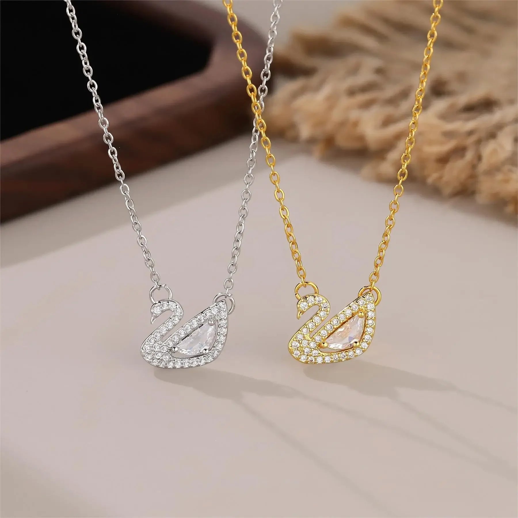 Fashionable high-end swan pendant titanium steel necklace for female girlfriends, light luxury niche design collarbone chain acc