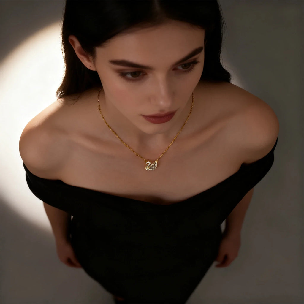 Fashionable high-end swan pendant titanium steel necklace for female girlfriends, light luxury niche design collarbone chain acc