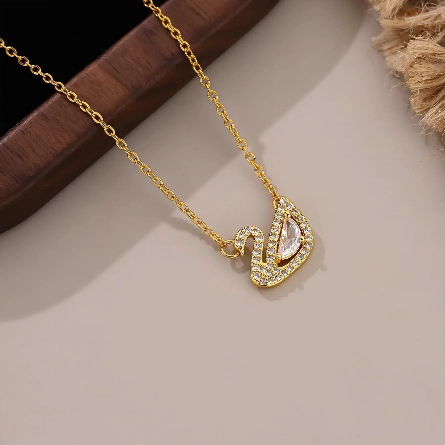 Fashionable high-end swan pendant titanium steel necklace for female girlfriends, light luxury niche design collarbone chain acc