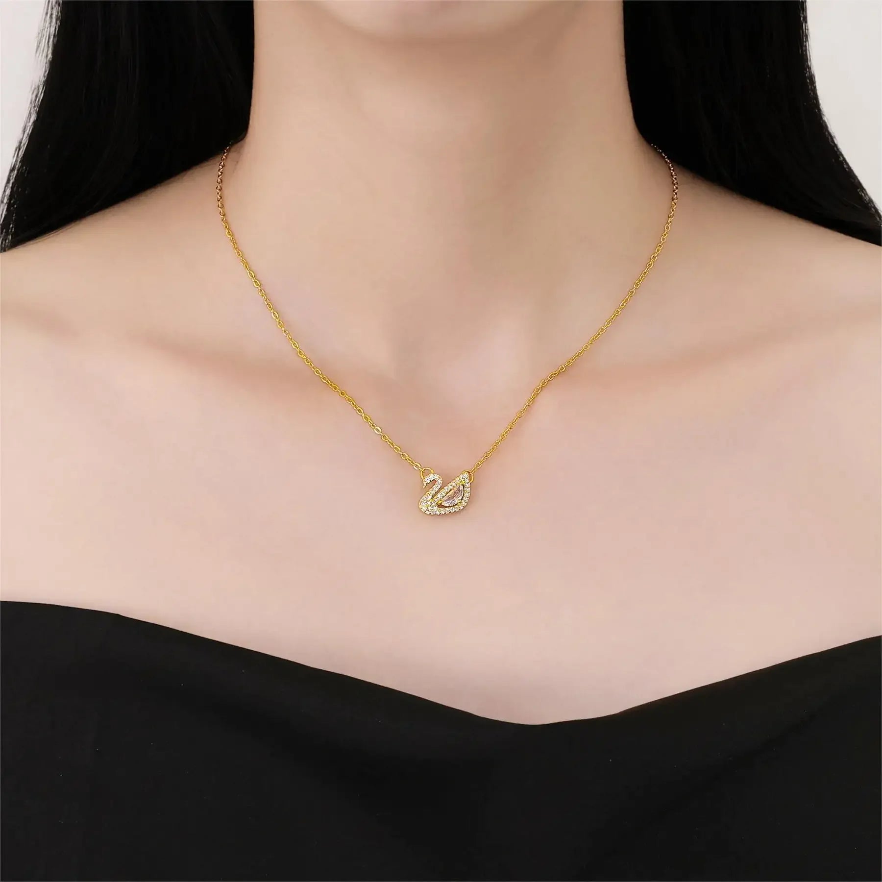 Fashionable high-end swan pendant titanium steel necklace for female girlfriends, light luxury niche design collarbone chain acc