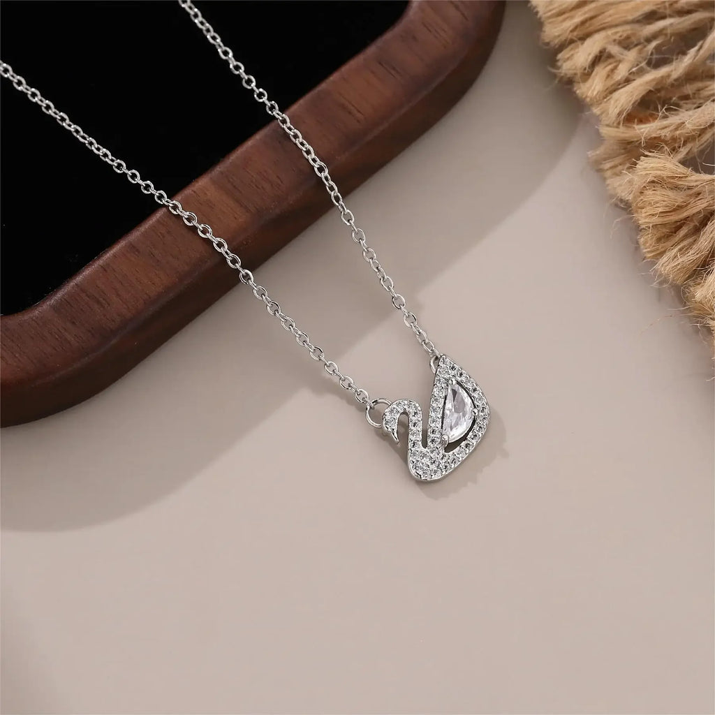 Fashionable high-end swan pendant titanium steel necklace for female girlfriends, light luxury niche design collarbone chain acc